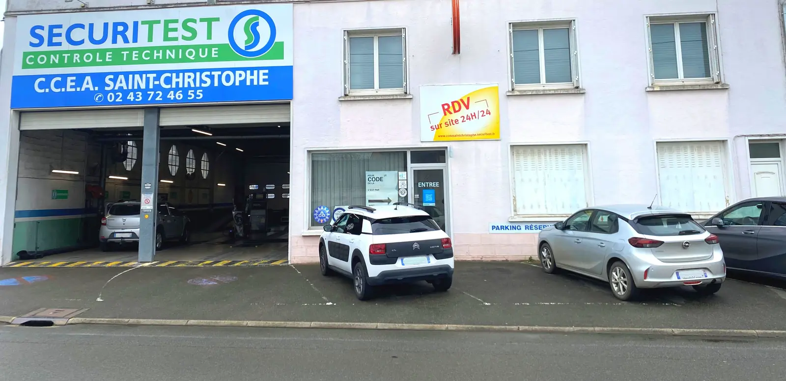 La façade du centre avenue Félix-Geneslay : l'enseigne C.C.E.A. Saint-Christophe, la piste ouverte et le parking devant